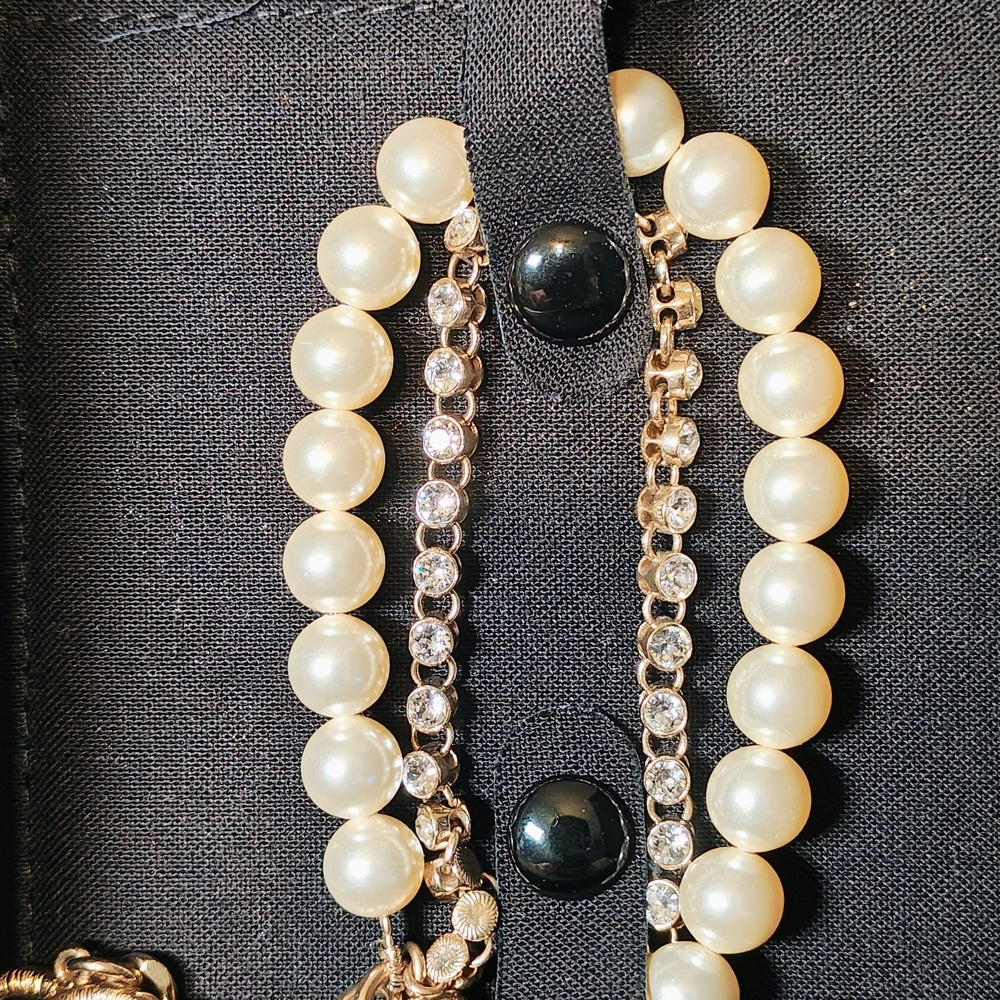 Elegant Chanel Pearl and Crystal Bracelet With Box And Gift Bag - Picture 5 of 12